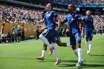 Imagem de capa para O Mundo É Azul: Chelsea Conquista Primeiro Título da Copa do Mundo de Clubes