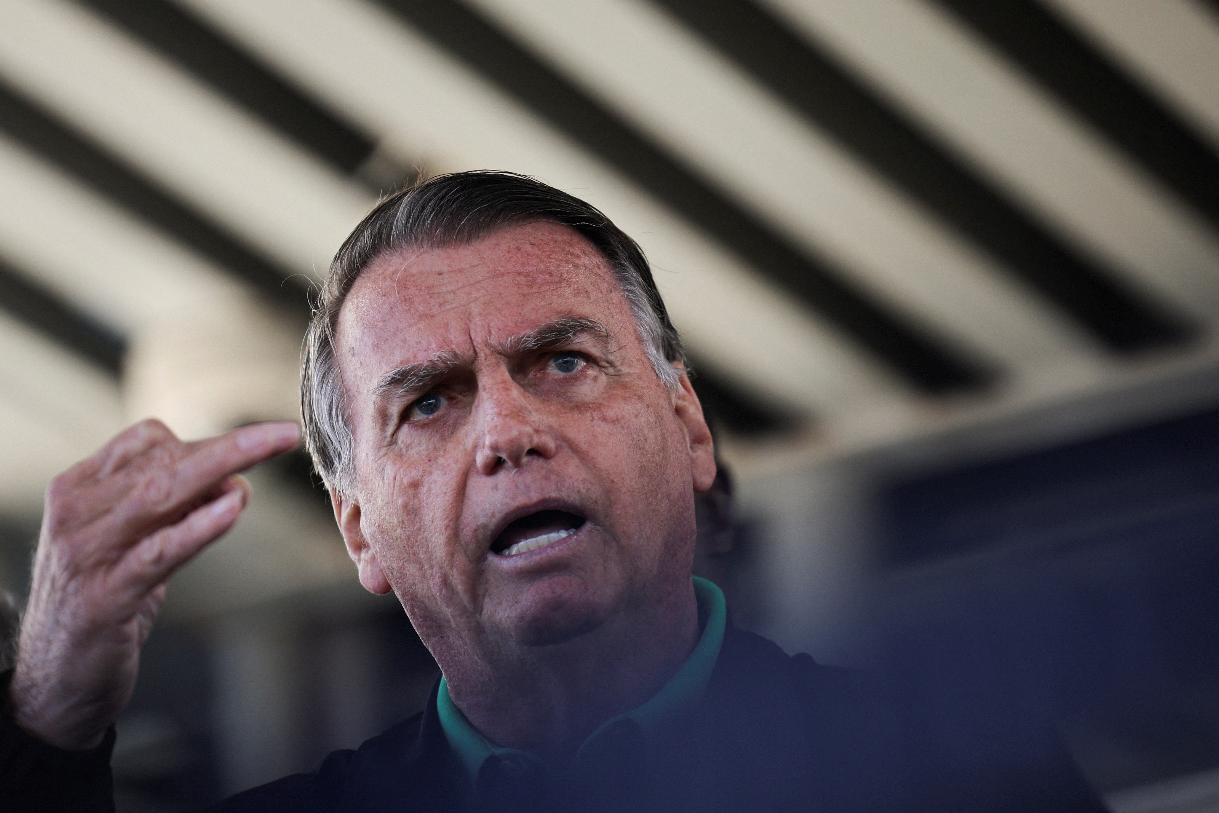 Imagem de capa para Coragem não Faltou: Tarcísio Apoia Bolsonaro em Momento Conturbado