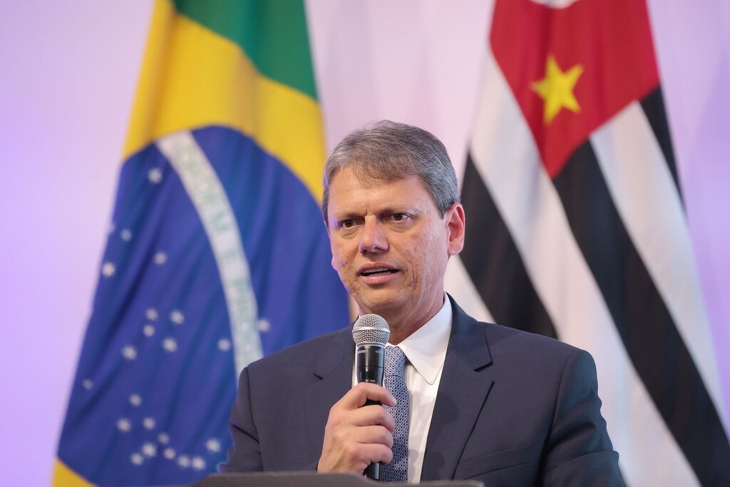 Imagem de capa para Tarcísio de Freitas se distancia do embate político em meio à crise das tarifas americanas