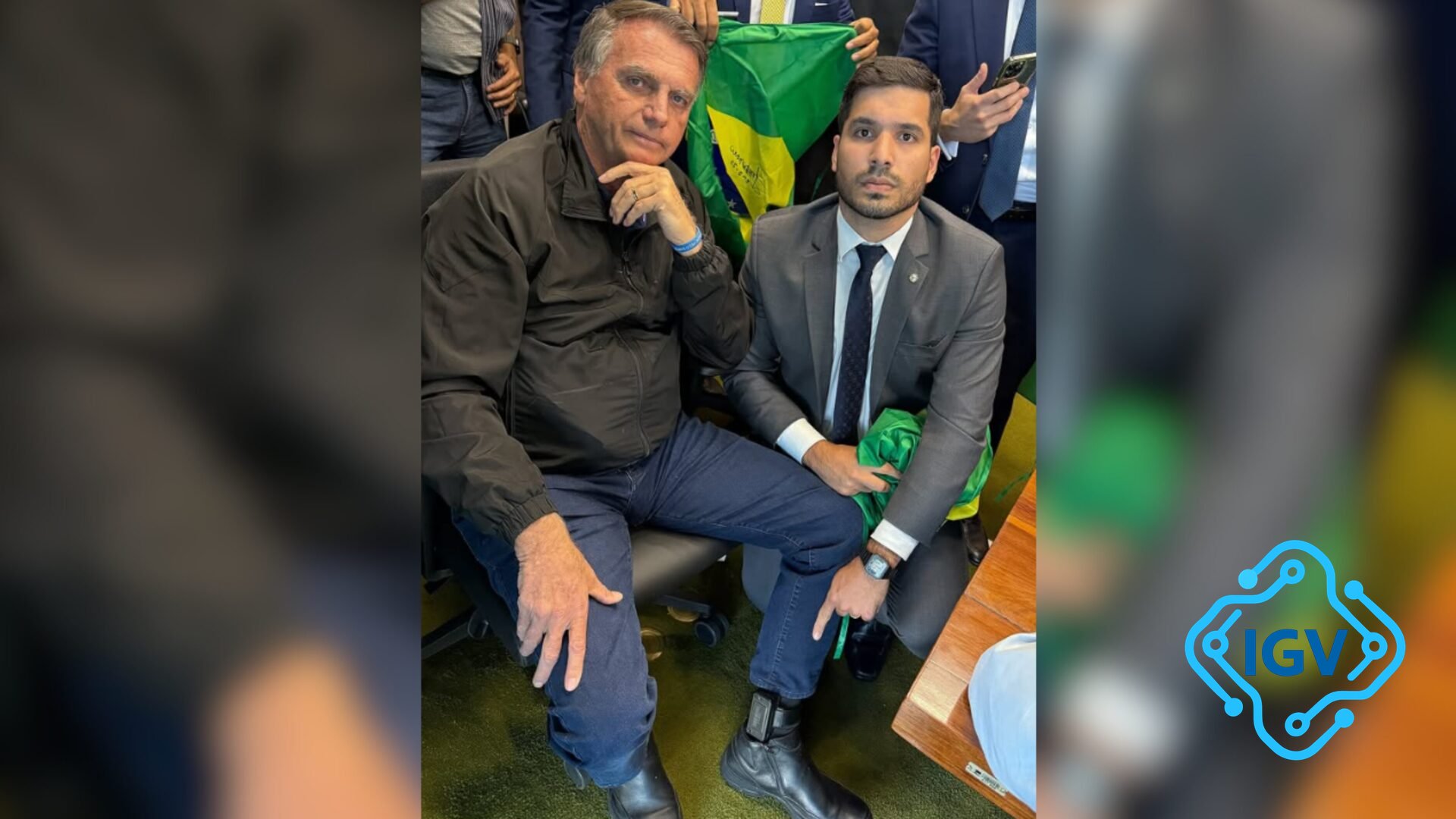 Imagem de capa para Bolsonaro Exibe Tornozeleira Eletrônica Pela Primeira Vez em Visita ao Congresso