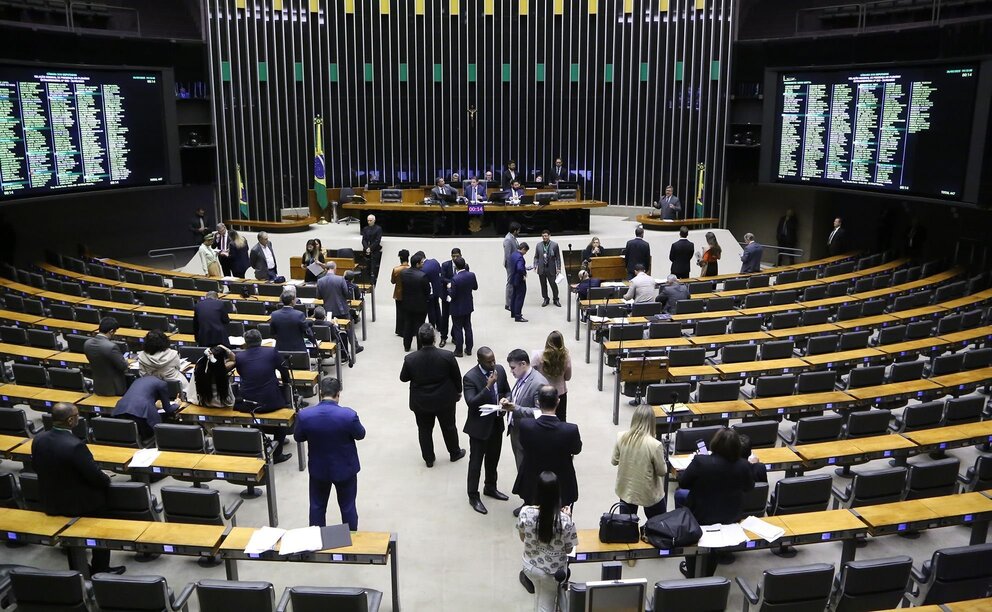 Imagem de capa para Brasil vs EUA: Tarifas Americanas Geram Polêmica na Câmara