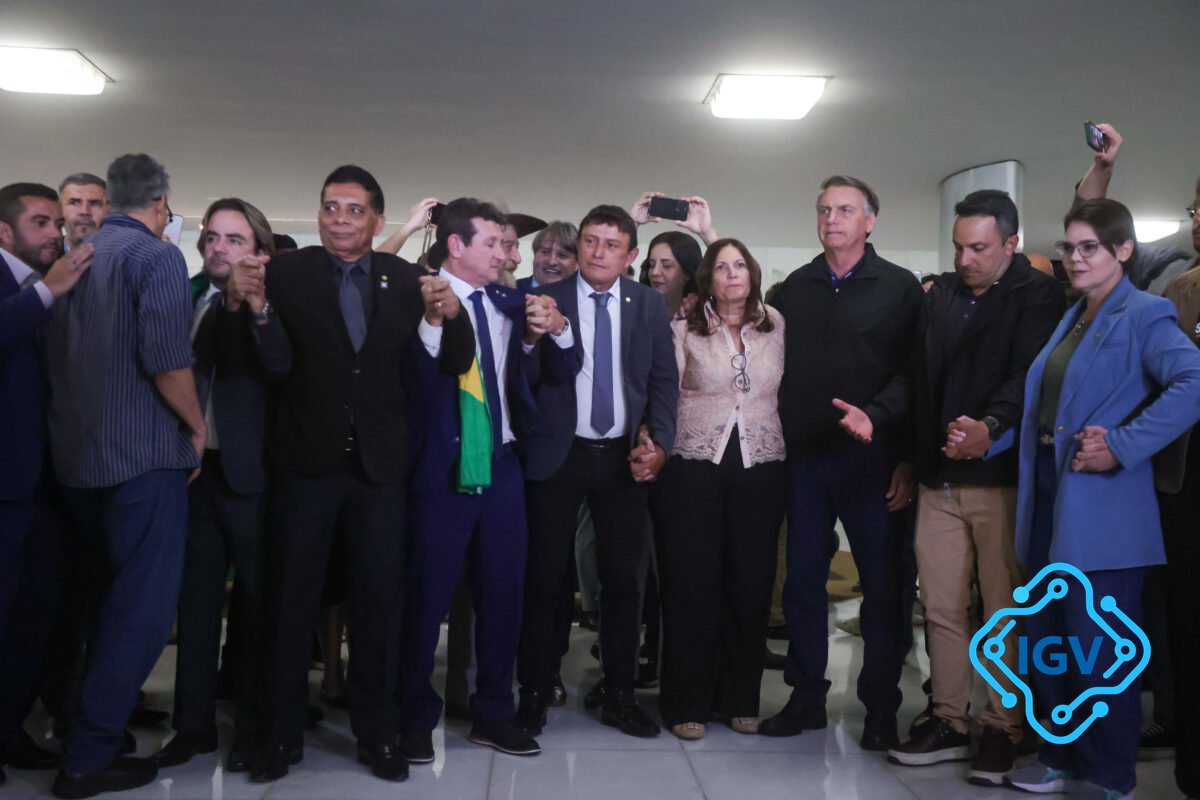 Imagem de capa para Bolsonaro é recebido na Câmara com oração e reunião de aliados