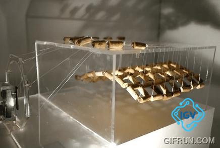 Imagem de capa para Escultura em Movimento: Conheça o 'Voo', Feita de 99 Fios e 112 Bolas de Vinho