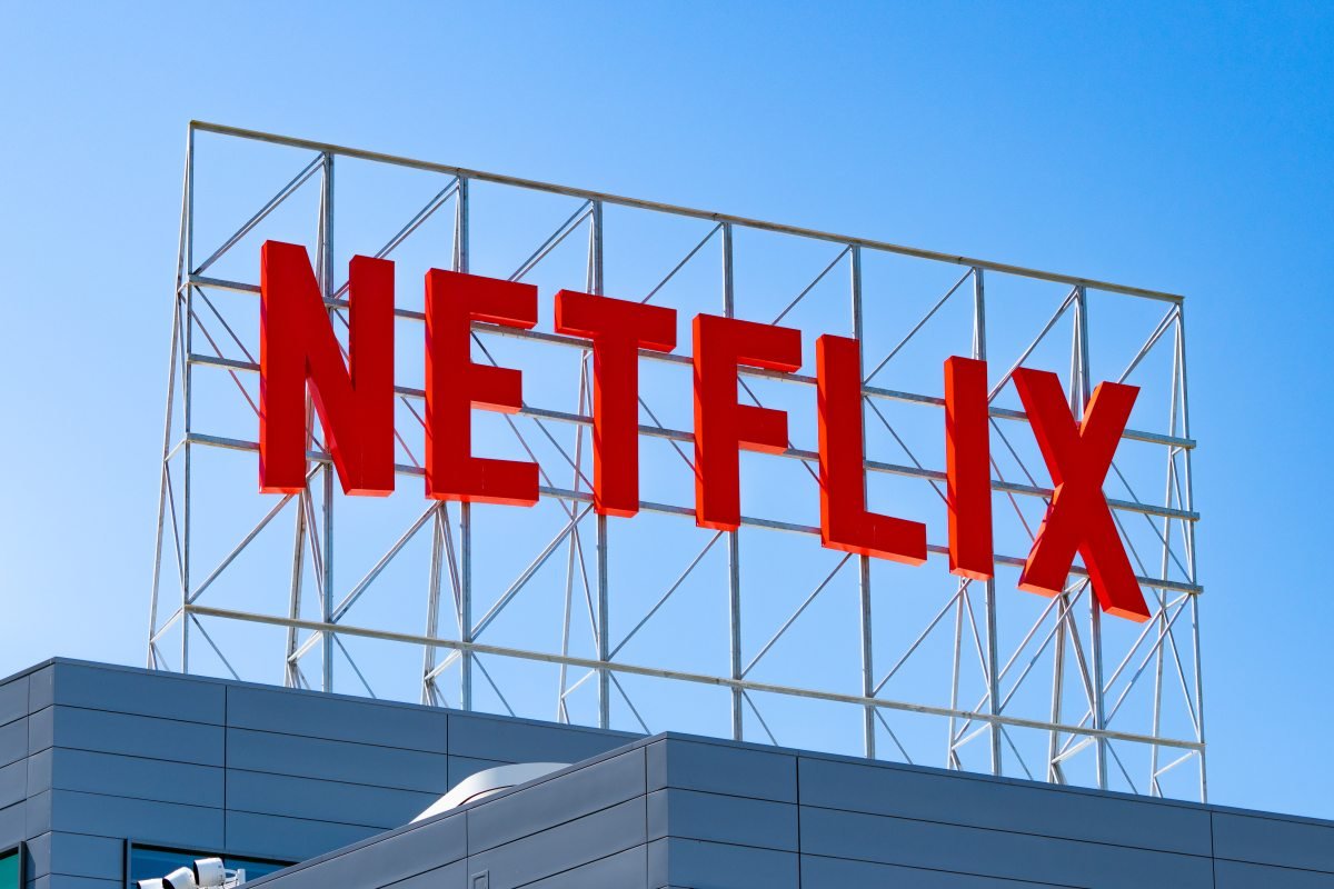 Imagem de capa para Netflix começa a usar IA em filmes e séries: veja como está revolucionando a produção