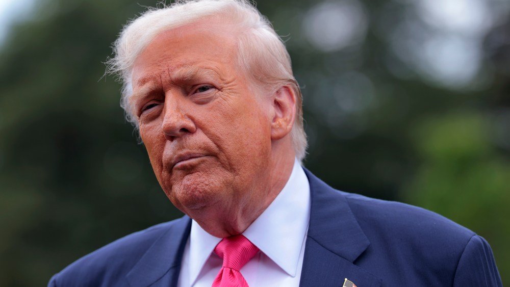 Imagem de capa para Trump Processa Wall Street Journal por Notícia Sobre Carta ao Epstein