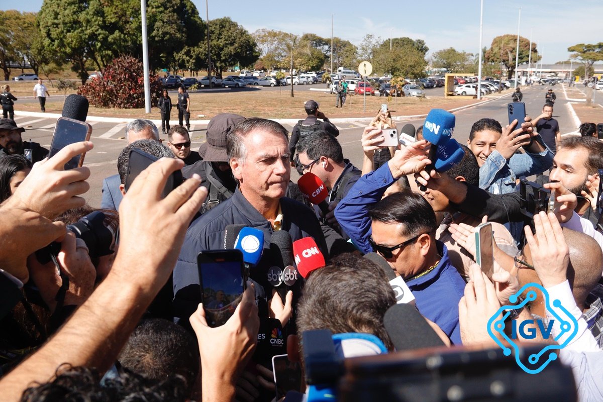 Imagem de capa para Bolsonaro proibido de se comunicar com 191 pessoas