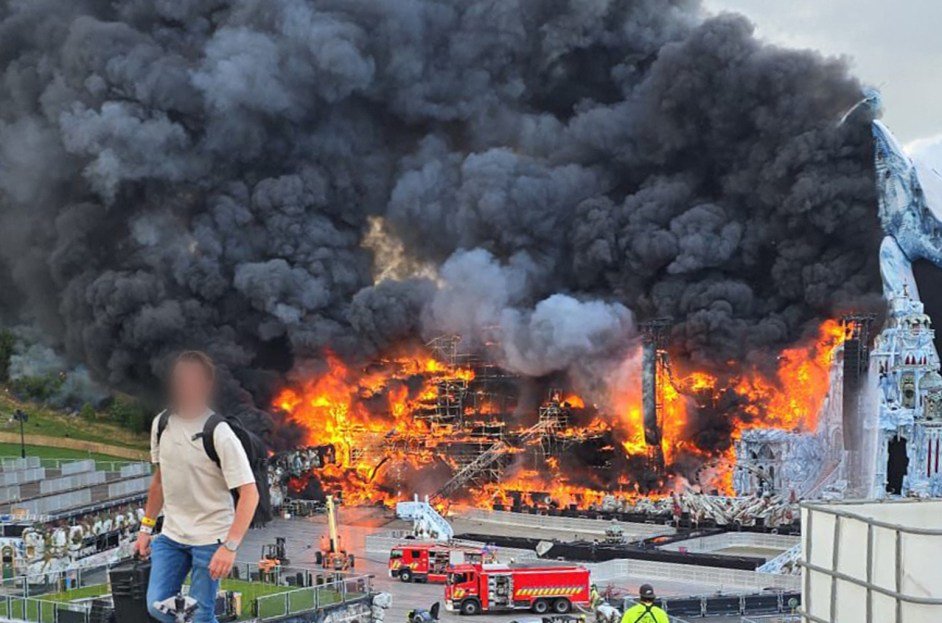 Imagem de capa para Tomorrowland 2025: Fogo Demolish Mainstage, mas Festa Continua como Planejado