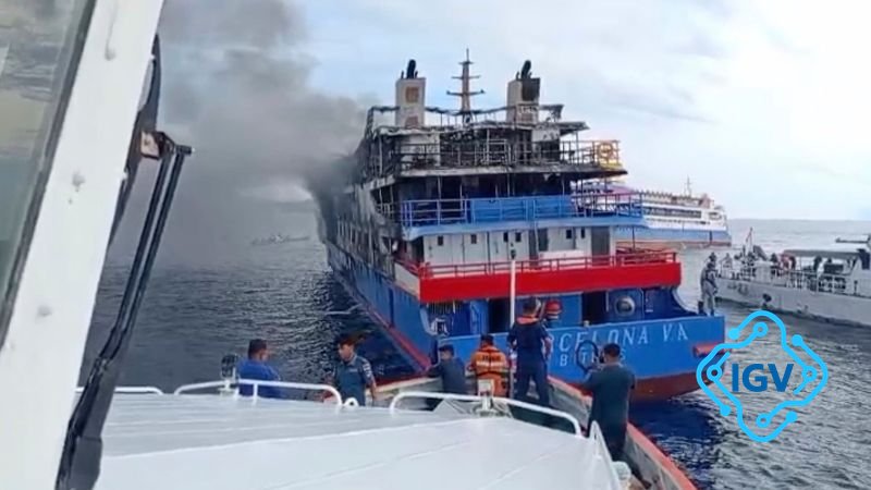 Imagem de capa para <strong>Ferry com dezenas de passageiros explode em incêndio no mar na Indonésia</strong>