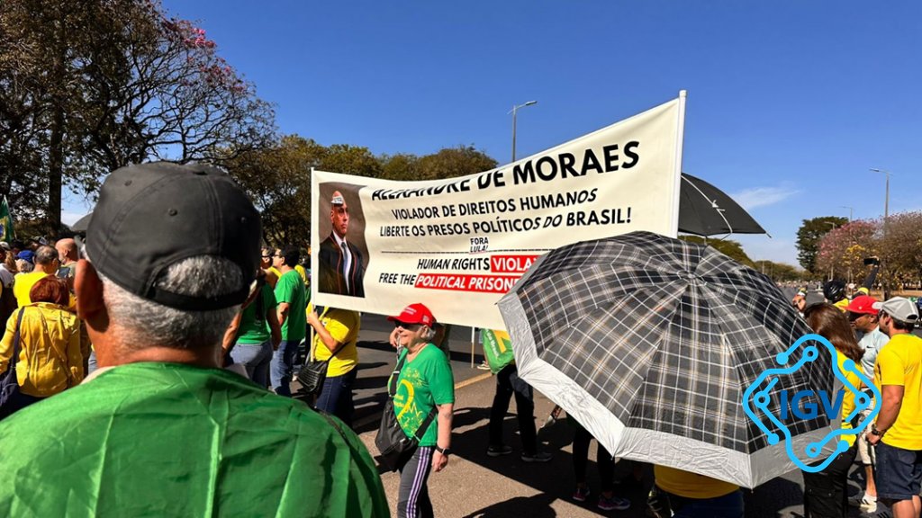 Imagem de capa para Após tornozeleira, Bolsonaro recebe manifestação de apoio em Brasília