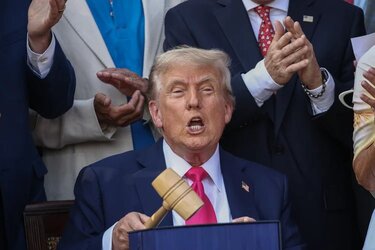 Imagem de capa para Trump impõe tarifas de 30% sobre produtos da Europa: entenda os impactos