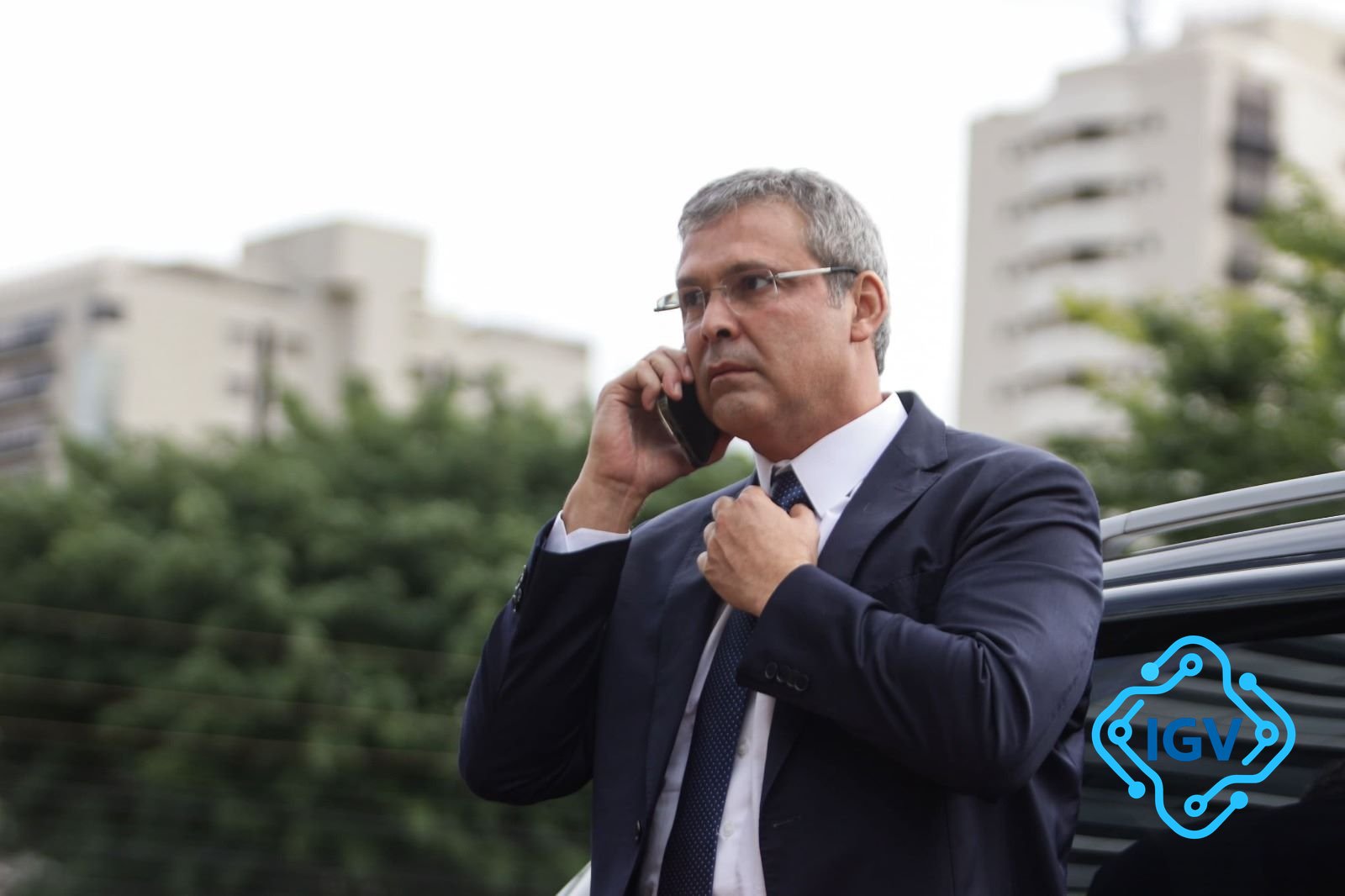 Imagem de capa para PT pede bloqueio de salário de Eduardo Bolsonaro na Câmara: Conheça os detalhes