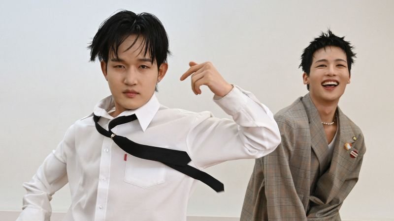 Imagem de capa para 1VERSE: A História de Defensores da Coreia do Norte que Buscam a Estrela na Música