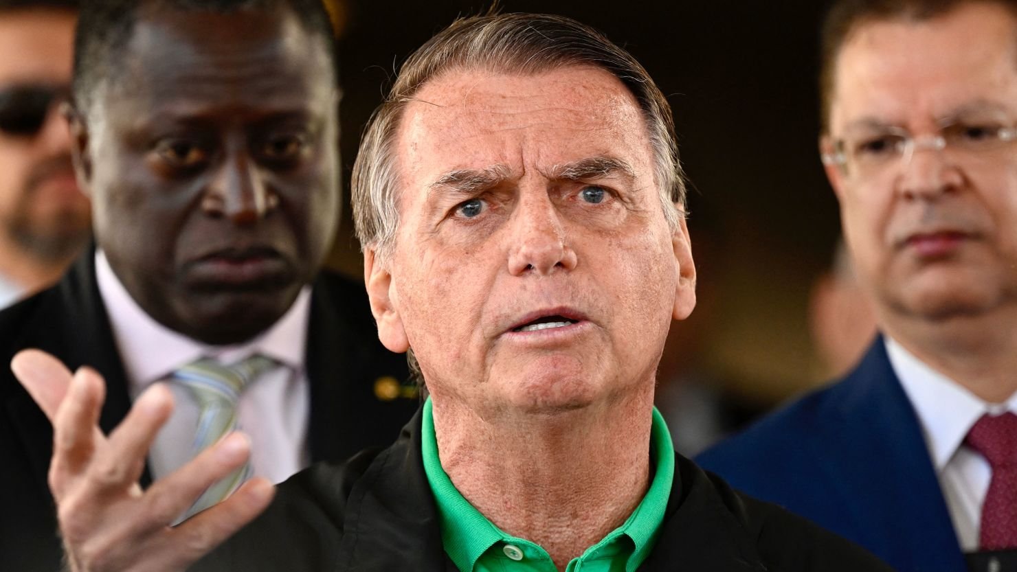 Imagem de capa para Polícia brasileira invade residência e sede política de Bolsonaro