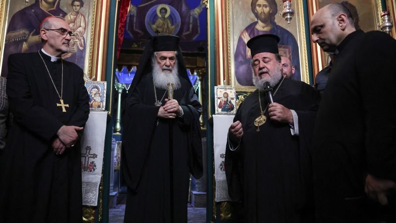 Imagem de capa para Líderes Religiosos Visitam Igreja de Gaza após Ataque Israelense