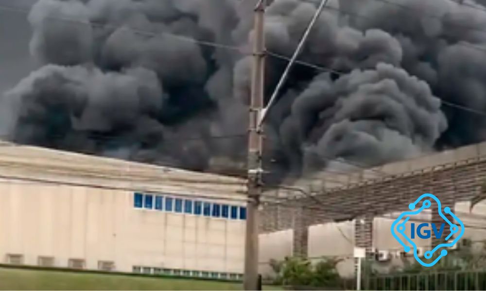 Imagem de capa para Incêndio de grandes proporções consome cinco galpões comerciais em Barueri