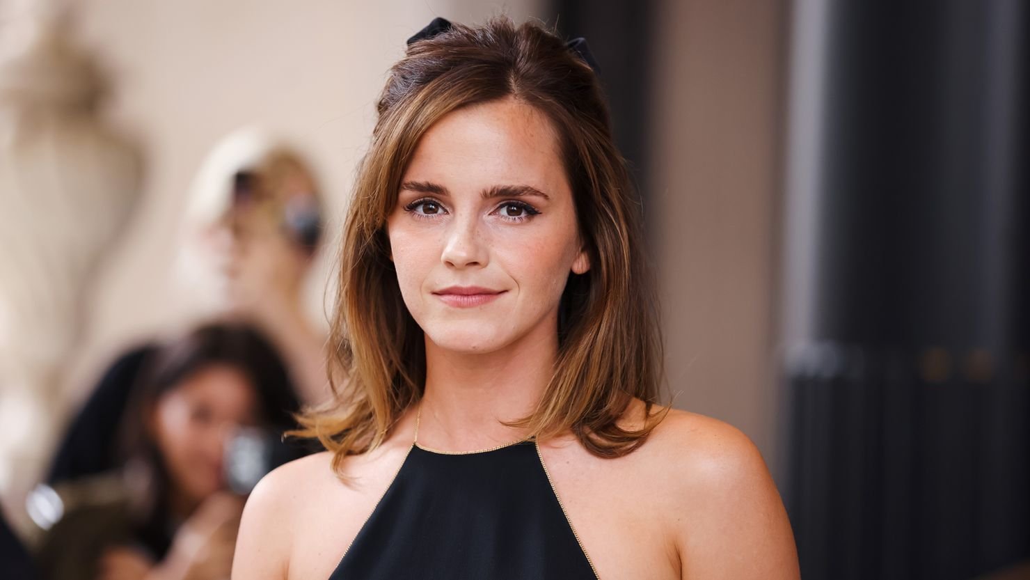 Imagem de capa para Emma Watson é proibida de dirigir por seis meses após ser flagrada cometendo excesso de velocidade