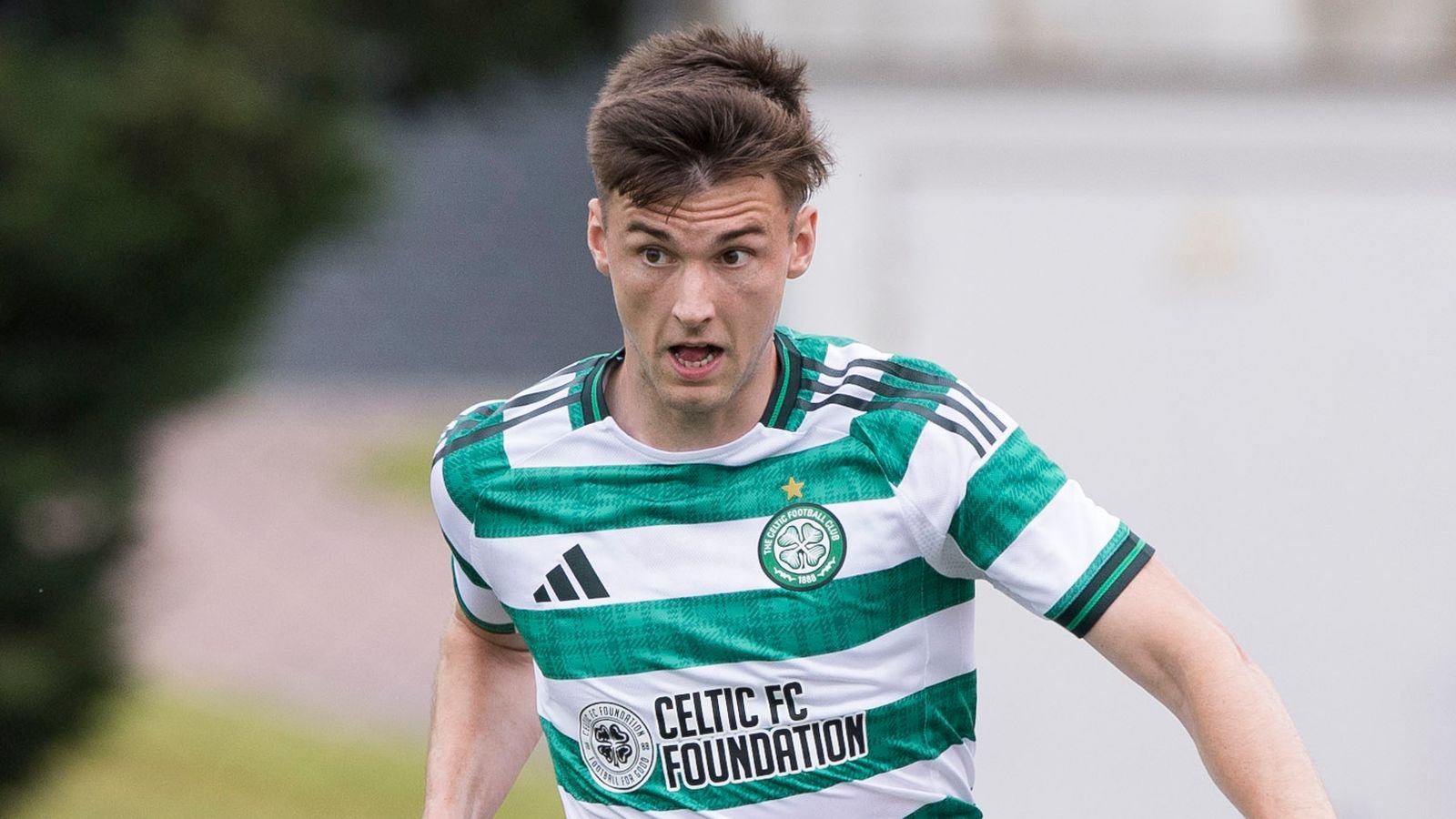 Imagem de capa para Kieran Tierney volta ao Celtic com nada para provar e experiência a mais