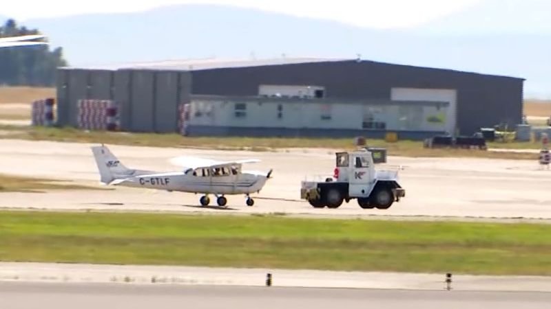 Imagem de capa para Canadense sequestra avião e provoca pânico em aeroporto movimentado