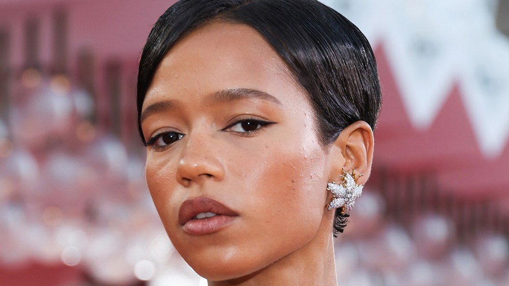 Imagem de capa para Taylor Russell Abandona Papel em Reboot de 'The Thomas Crown Affair' após Diferenças Criativas