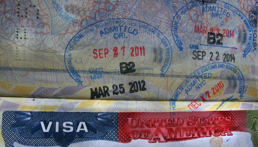 Imagem de capa para Taxa extra de US$ 250 para visto americano: entenda o impacto
